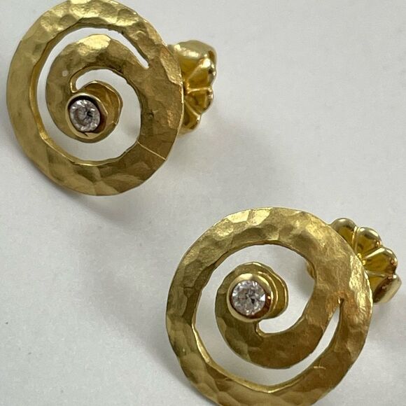 Beautiful Vintage 18K Yellow Gold 0.20 CTW White Round Cut Diamond Stud Earrings - Picture 1 of 9